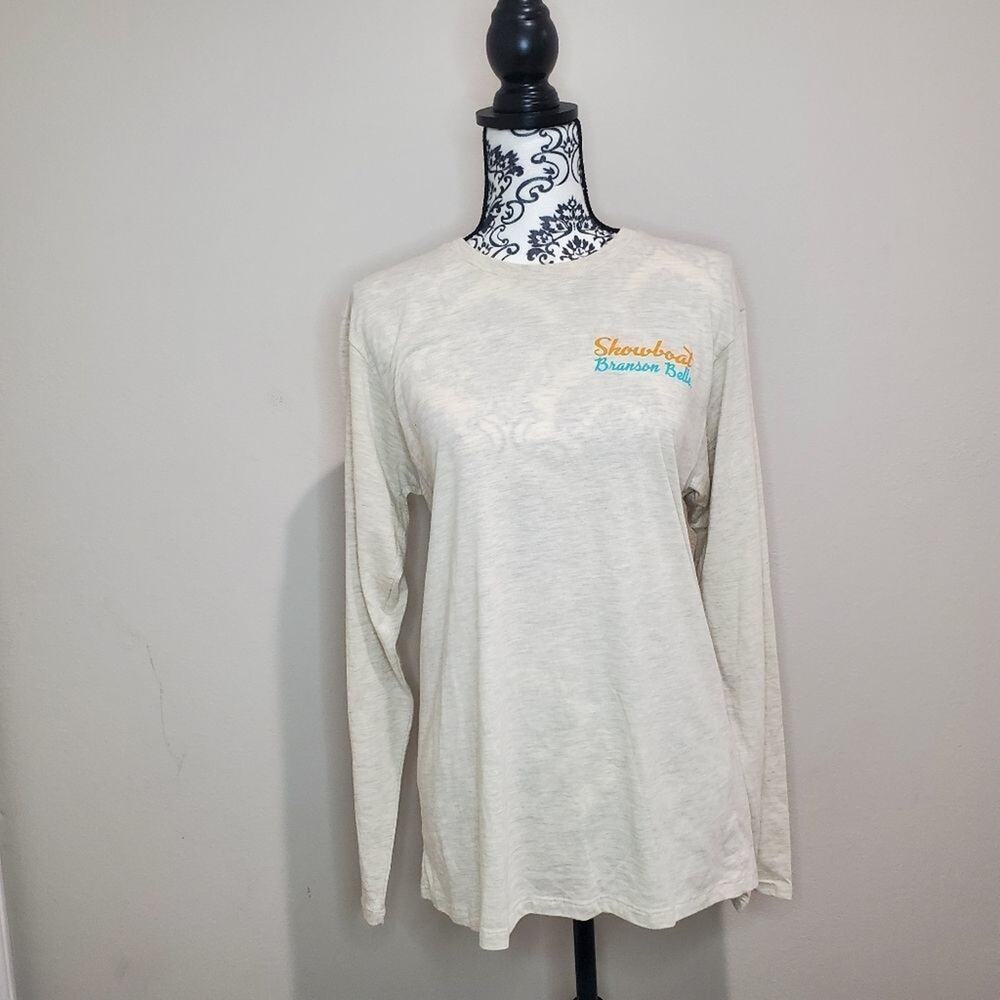 Delta medium womens long sleeve cream colored tee from Branson Showboat. NWT